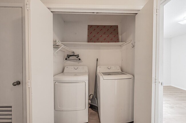 Building Photo - Super cute 2 bedroom 1 bath duplex