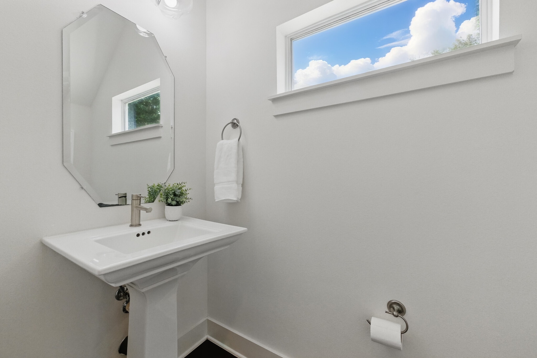 Building Photo - 2710 Halcyon Dr
