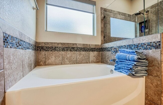 Building Photo - Westside area for Short or Long Term Rental (Completely Furnished) Beautiful 3 bed/2.5 baths plus...