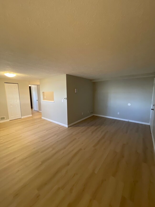 Building Photo - Main floor 2 bed 1 bath updated condo in C...