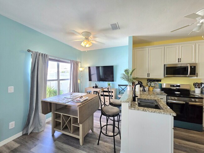 Building Photo - 6121 Lakefront Dr
