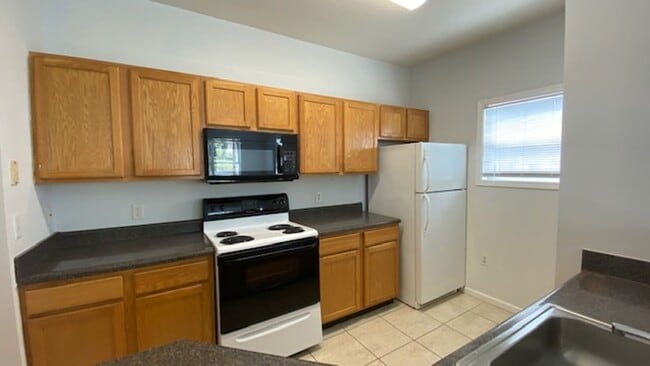 Building Photo - Beautiful Condo Fully Remodeled!! A Must See To Appreciate!!