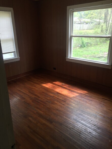 Building Photo - 1611 E Sullenberger Ave