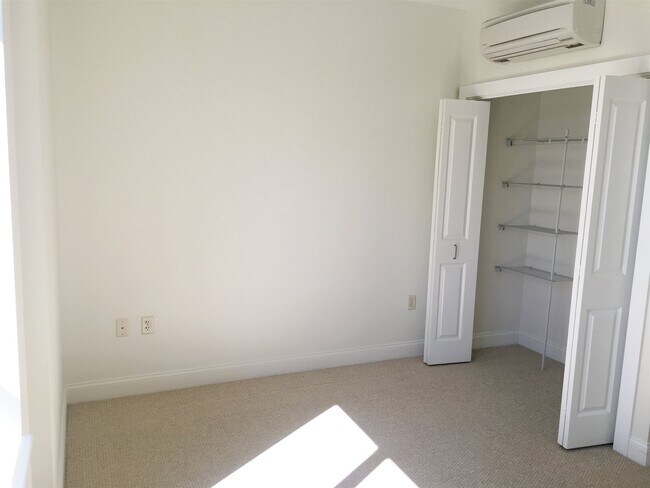 Building Photo - 875 Elm St