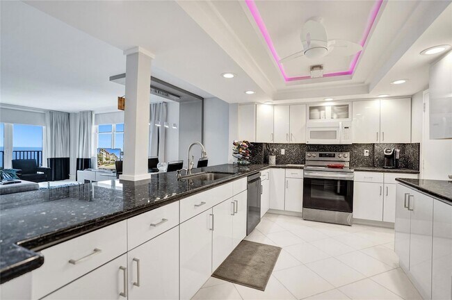 Building Photo - 1150 Hillsboro Mile Unit 1016