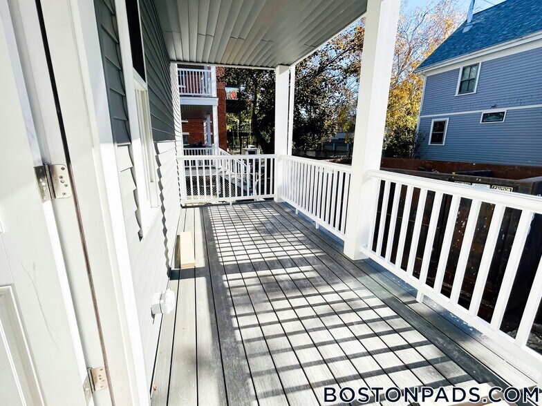 Building Photo - 27 Waverly St