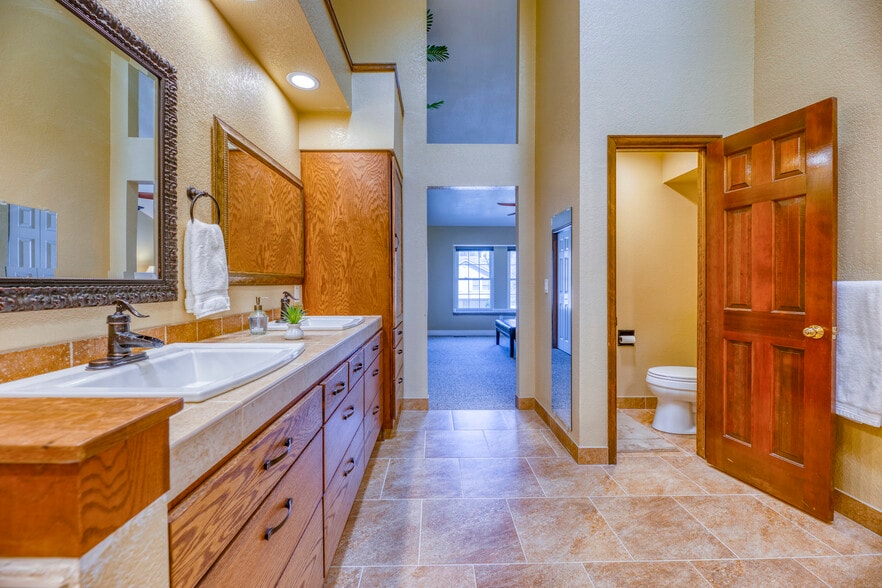Master Bath - 1518 E Nichols Cir