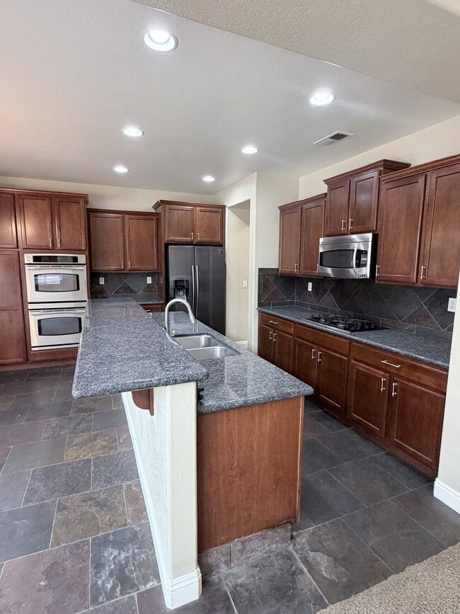 Building Photo - 615 Royal Windsor Ct