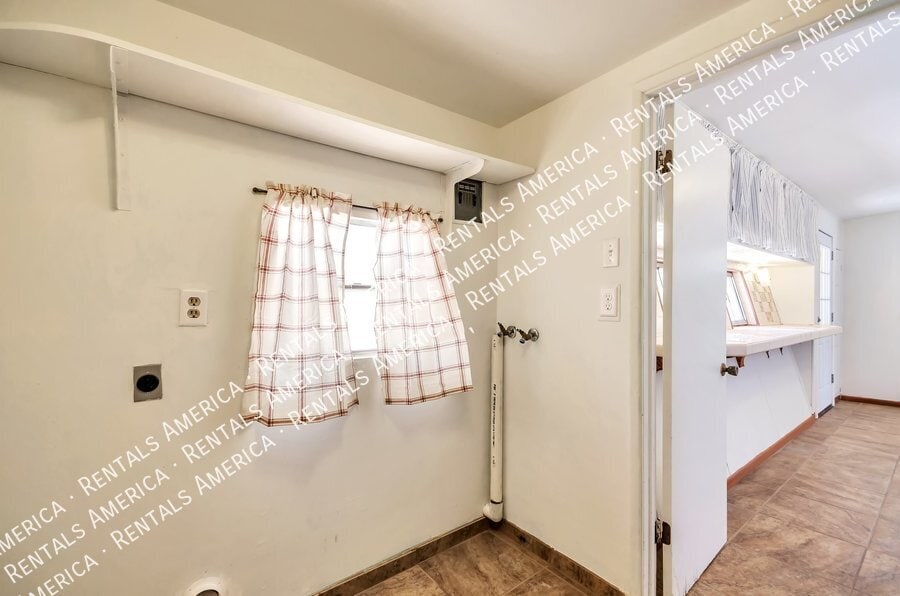 Building Photo - 1520 E Silver St