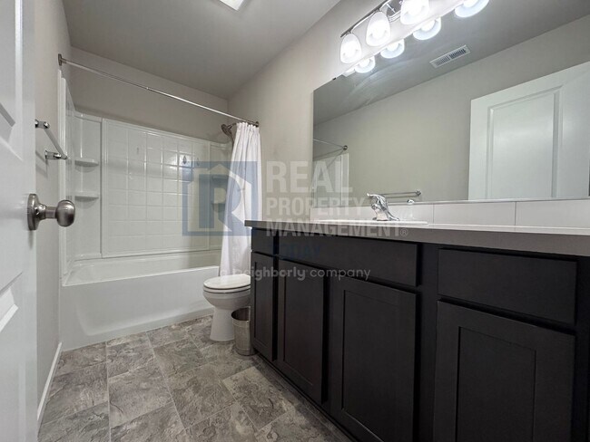 Building Photo - Spacious Modern 5-Bedroom Home with 3-Car ...