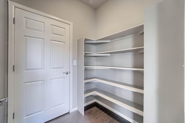 Building Photo - Gorgeous 4 bed, 3 bath, loft and an office!