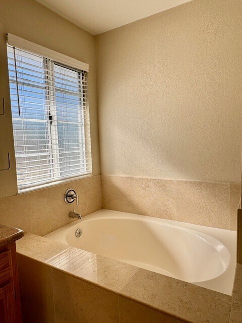 Building Photo - 1006 Larkwood Ct