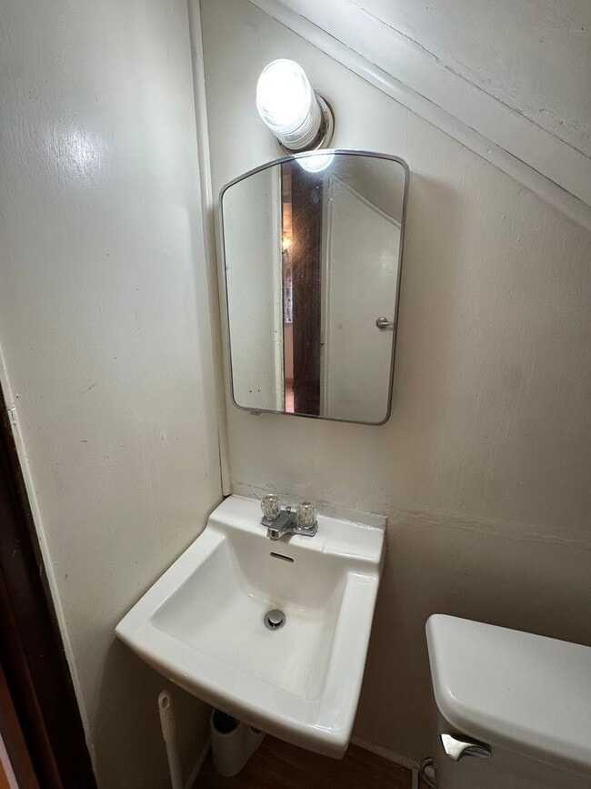 Building Photo - Charming 4 Bed 1.5 Bath house with BRAND NEW KITCHEN!!!