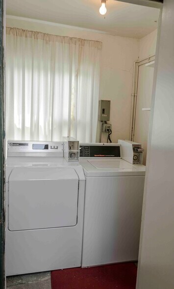 Onsite Laundry Room - 835 N Wilton Pl