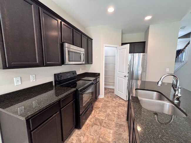 Building Photo - Modern 2-Bedroom Suite Home Near Hospitals...