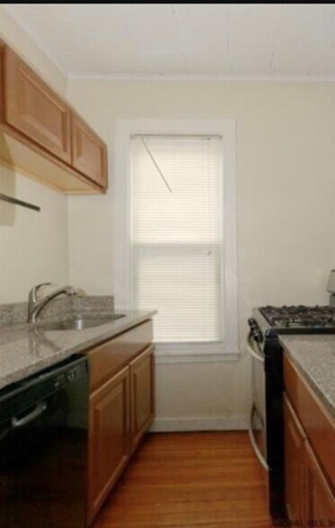 Kitchen 2 - 282 Yates St