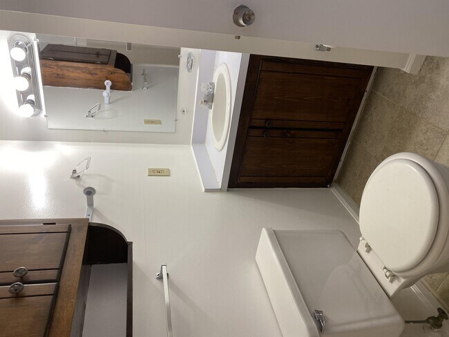 Building Photo - 6667 Cedar Lake Dr