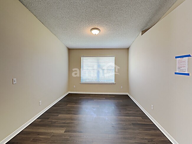 Building Photo - 6253 Ironside Dr N