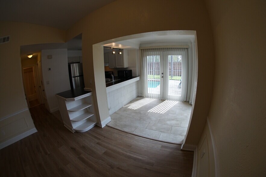 Primary Photo - 6158 Sandcrest Cir