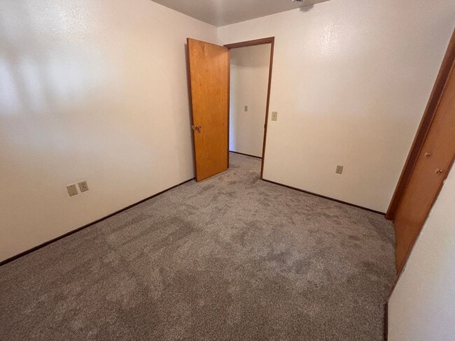 Building Photo - Water & Sewer Paid- 3 Bedroom 1 Bath Duplex