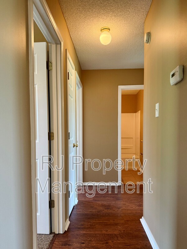 Building Photo - 6290 Oak Run Dr E