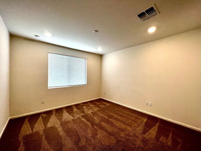 Building Photo - 4 Bedroom Home with 3-Car Garage in Gladde...