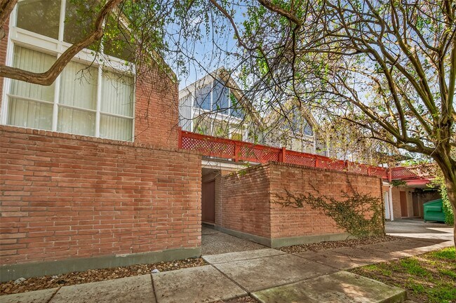 Building Photo - 615 Kipling St