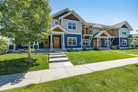 Building Photo - Beautiful 2 bed, 2 1/2 Bath Walk up Condo