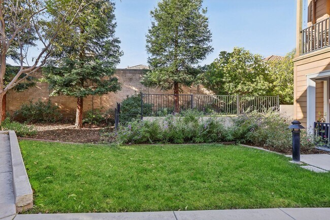 Building Photo - Beautiful Corner-Unit Townhome Near Downtown – 4 Bed | 3 baths