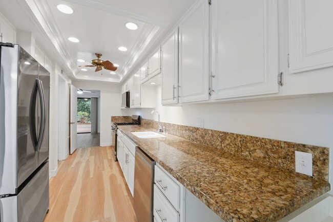 Building Photo - Beautiful four bedroom, three bath, townhouse available for rent. A must see.