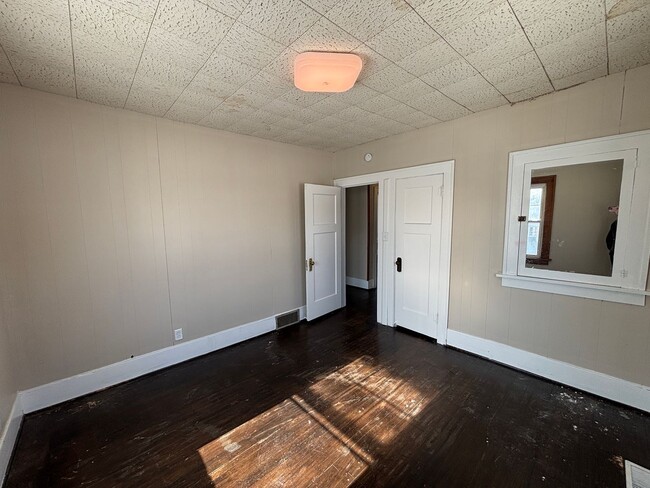 Building Photo - 4 Bedroom, 1 Bathroom home with 2+ car gar...