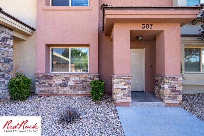 Building Photo - Charming 3 Bedroom Townhome with INTERNET INCLUDED & Dog-Friendly!