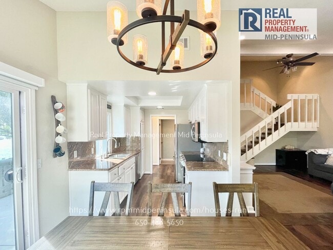 Building Photo - Stunning 2 Bedroom 1.5 Bathroom Waterfront Townhome in Foster City