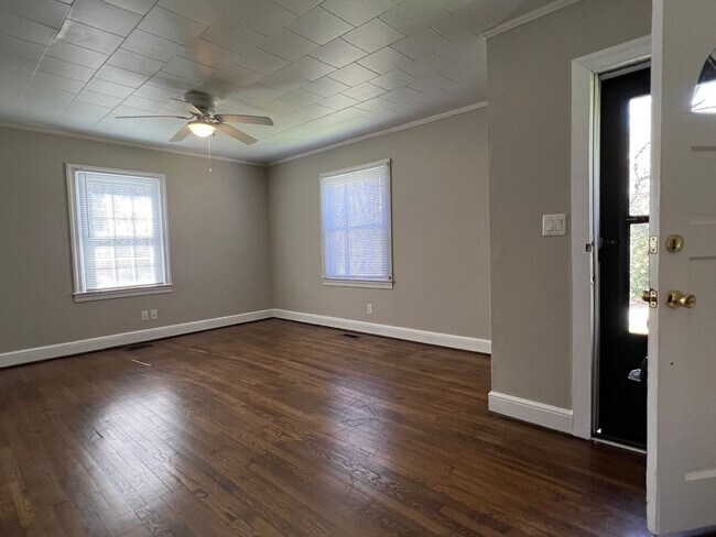 Building Photo - MOVE-IN READY!