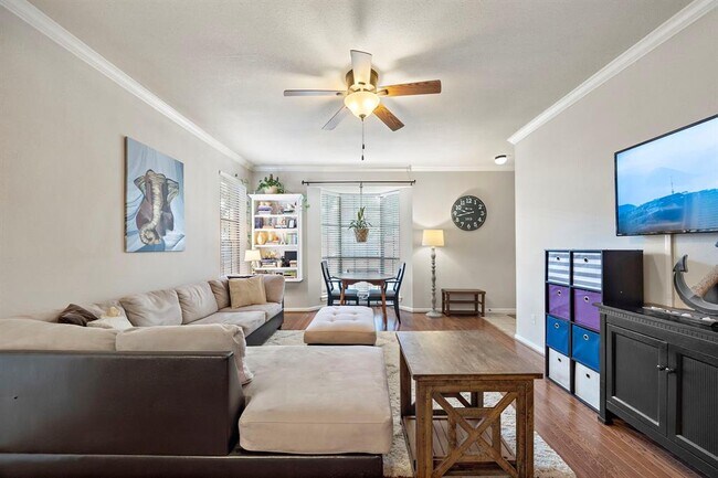 Building Photo - 2255 Braeswood Park Dr