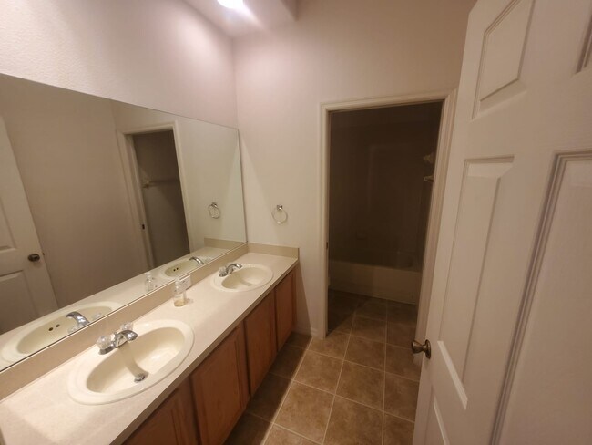 Building Photo - 2120 Island Walk Dr