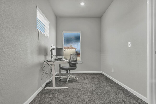 Building Photo - Upper Valley 2 Bedroom 2.5 Bath