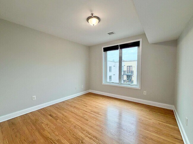 Building Photo - 501 9th St