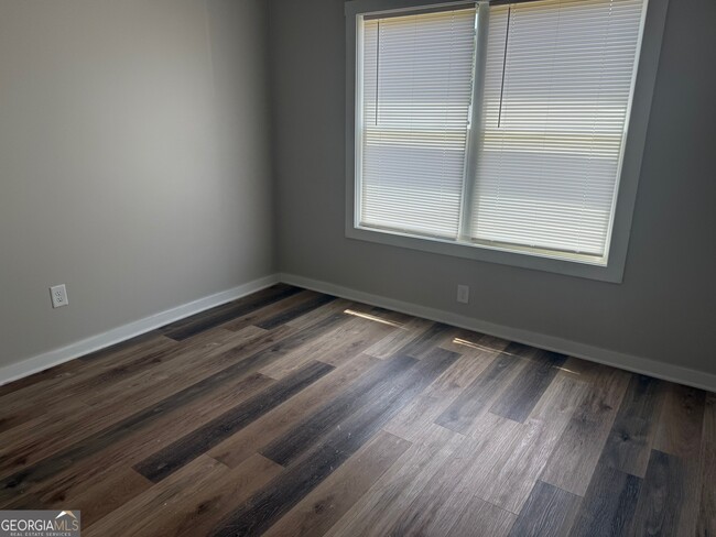 Building Photo - 348 North Point Cir