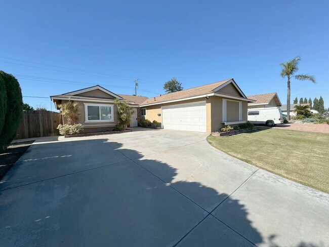 Building Photo - Single Story 3Bed Interior Location Large Yard