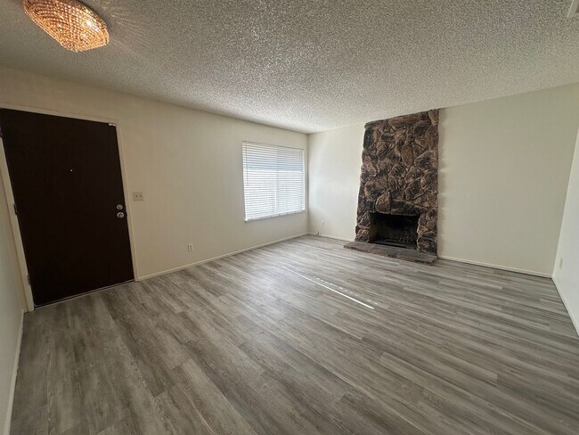 Building Photo - 3 Bedroom 2 Bathroom Home with Yard