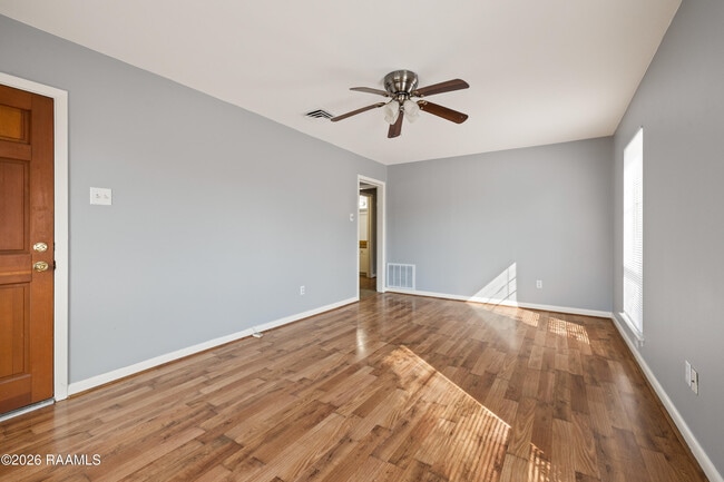 Building Photo - 207 Ashwood Dr