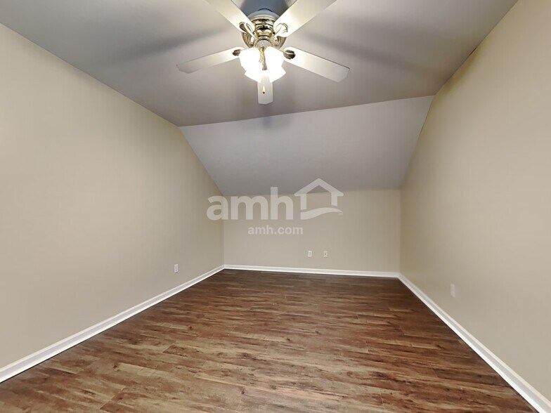 Building Photo - 9001 Greenbriar Dr