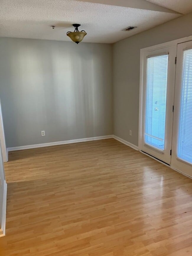 Building Photo - 901 Litchfield Way