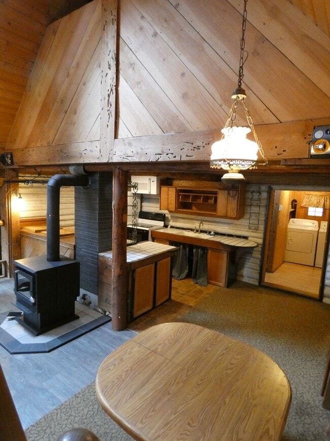 Building Photo - APPLICATION PENDING - **Charming Cabin**