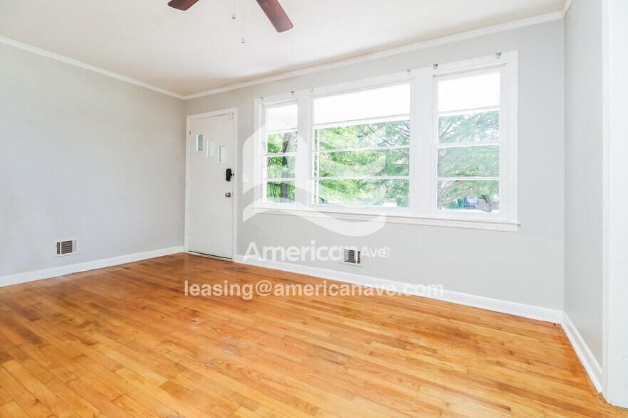 Building Photo - 5421 Meadow Dr