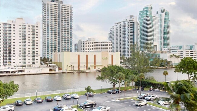 Building Photo - 800 Parkview Dr