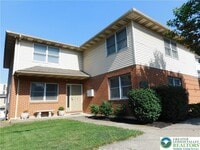 Building Photo - 813 Main St