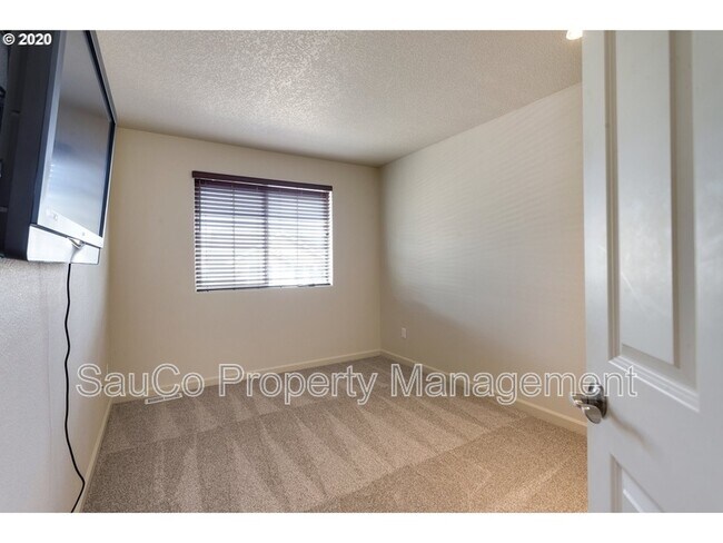 Building Photo - 10573 NE Summer Falls St