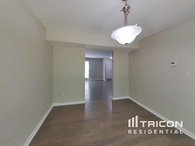 Building Photo - 10051 Maple Leaf Dr